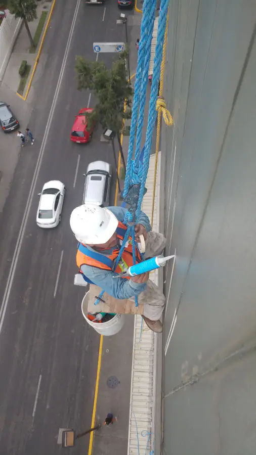 Especialistas ejecutando trabajos en altura